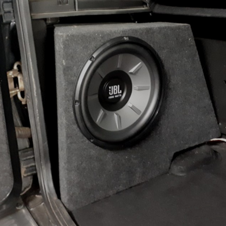 Короб под 12" сабвуфер B@3 2123 Chevrolet Niv@ (в левое крыло, 35 литров) купить недорого с доставкой в Тихвин